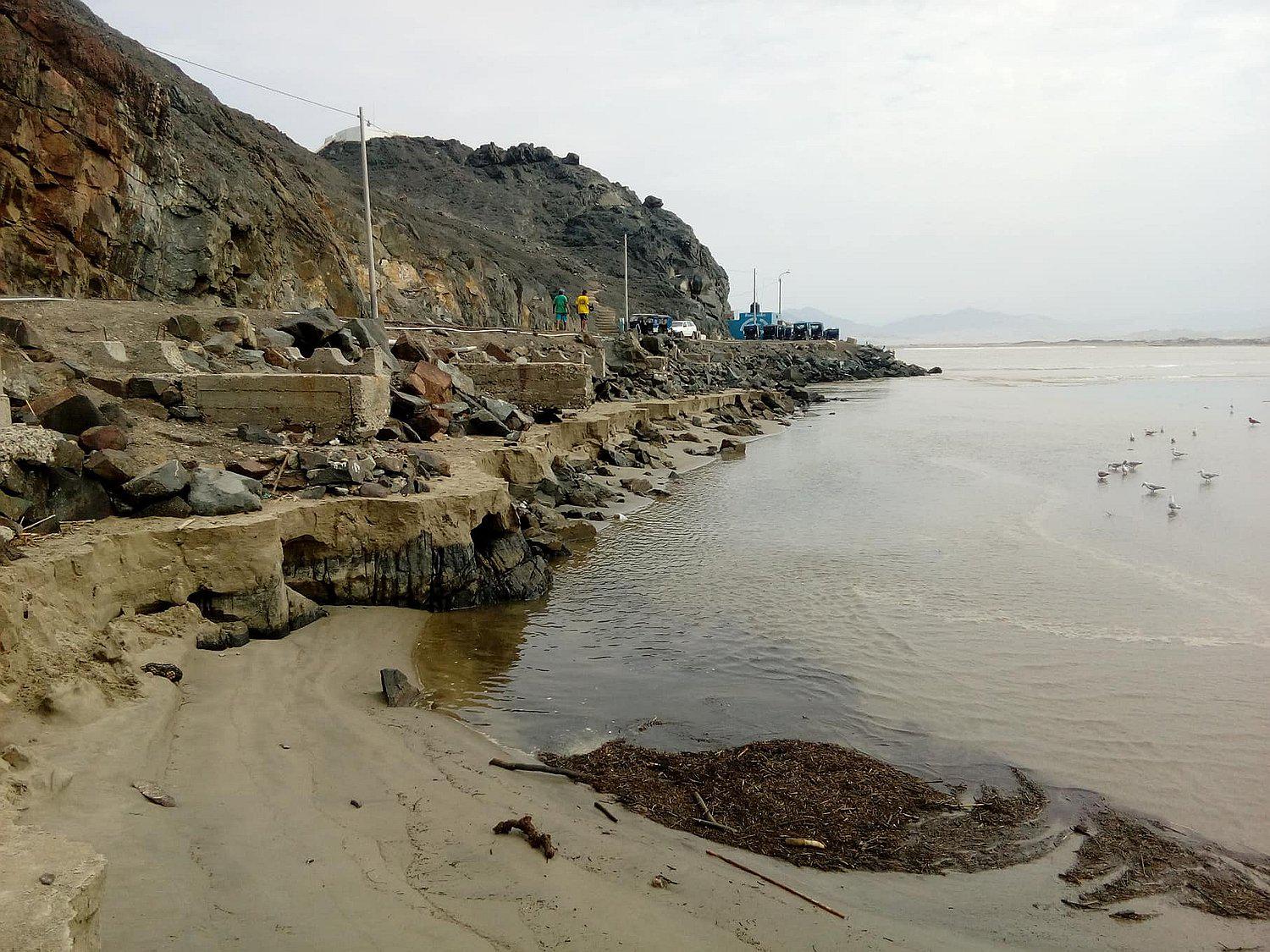 Chimbote: Subida de caudal daña el muelle artesanal