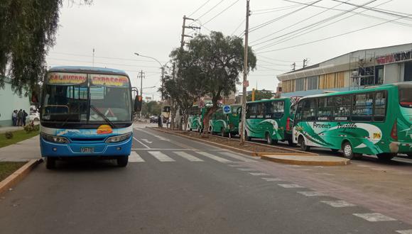 Microbuses y combis afiliadas a 14 empresas protestan por ordenanza de la Municipalidad Provincial de Trujillo.