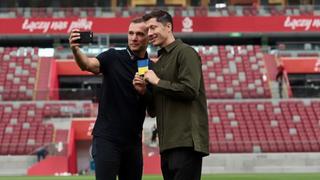 Robert Lewandowski aseguró a Andriy Shevchenko que llevará cinta de Ucrania en el Mundial Qatar 2022 (VIDEO)