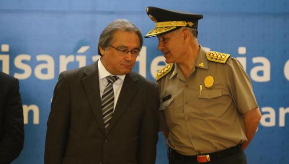 Ministro del Interior confirma prohibición de redes sociales a policías