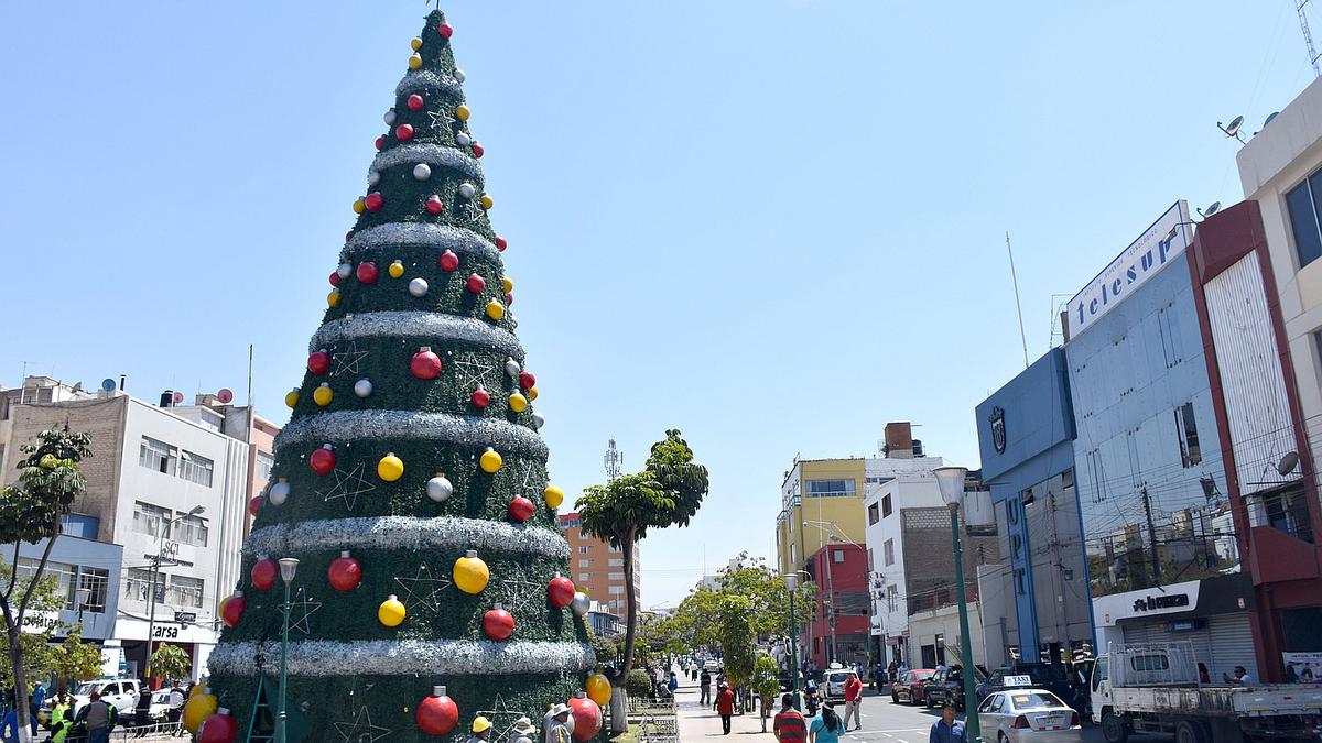 Navidad 2017: El árbol navideño más grande del país se instaló en Tacna |  EDICION | CORREO