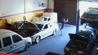 Sujeto rompe con llave inglesa los parabrisas de siete autos en taller de Argentina (VIDEO)