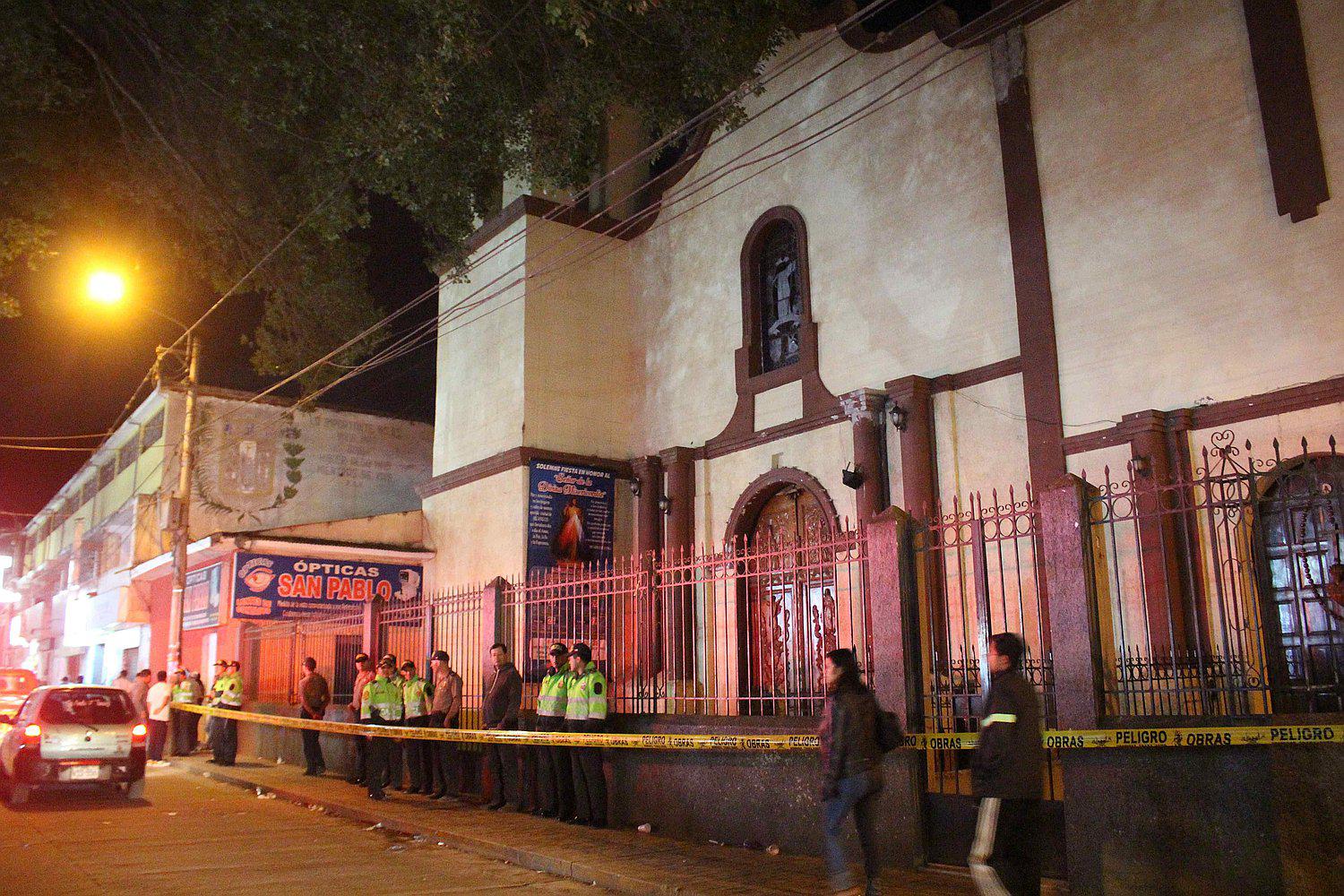 ​Semana Santa: Atrio de iglesia cae sobre feligreses (VIDEO)