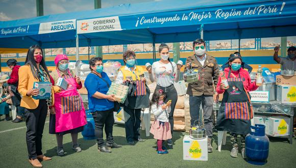 Gobernador de Arequipa entregó productos a comedores junto a su esposa| Foto: GRA