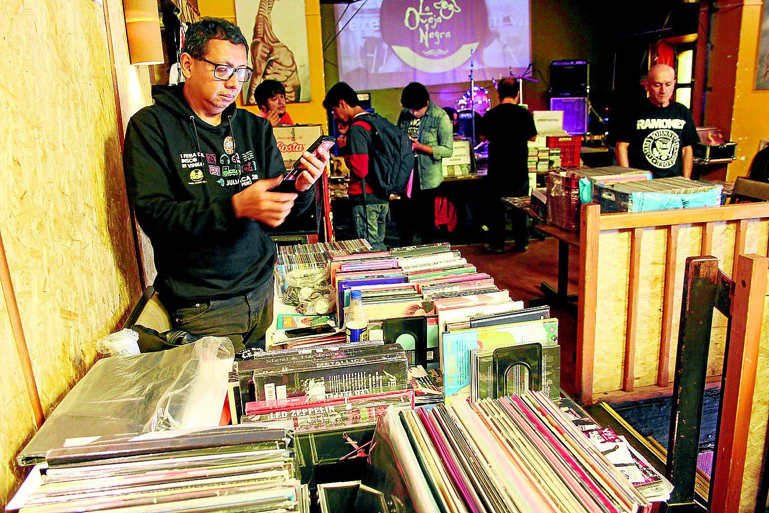 La Primera Feria del Disco de Vinilo en Juliaca tuvo gran acogida 