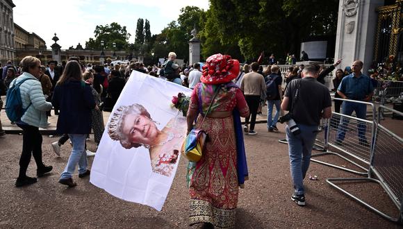 La gente se reúne para presentar sus respetos fuera del Palacio de Buckingham en Londres el 10 de septiembre de 2022. (Foto: Marco BERTORELLO / AFP)