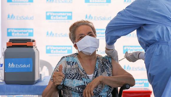 La Municipalidad de San Borja ha dispuesto una serie de acciones para facilitar la vacunación contra el COVID-19 de los adultos mayores. (Foto: EsSalud)