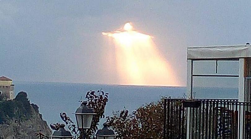 Cristo redentor hecho de luz de atardecer y nubes fue fotografiado en Italia