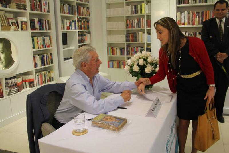 Mario Vargas Llosa y Luciana León protagonizan incidente en firma de libros