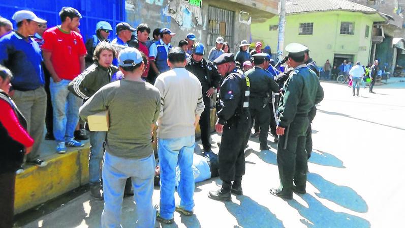 Payaso y sujeto ebrio se  lanzan a la vía para ser arrollados 