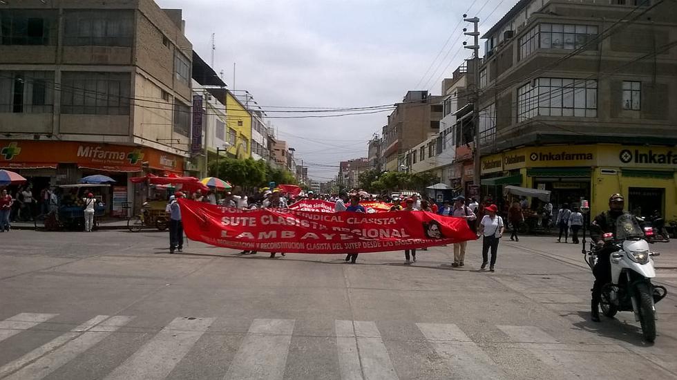 Maestros marchan en contra de la privatización de las escuelas públicas