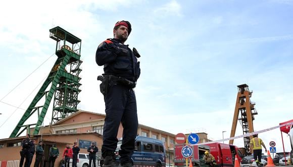 Un oficial de la policía regional catalana, Mossos d'Esquadra, se encuentra en la entrada de una mina de potasio donde tres personas quedaron atrapadas después de un colapso, en Suria, a 75 km de Barcelona, ​​el 9 de marzo de 2023.  (Foto de LLUIS GENE / AFP)
