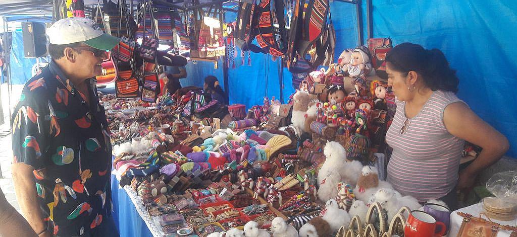 Participan 80 productores con variedad de artículos en cuero, textiles y otros materiales