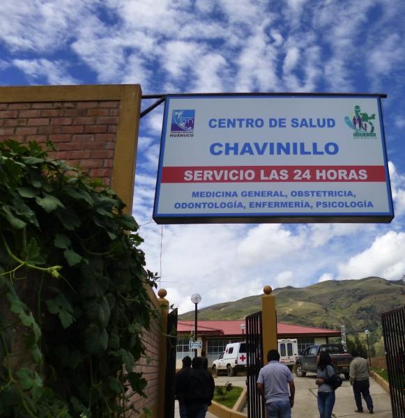 Gutiérrez observa obra de Luis Picón