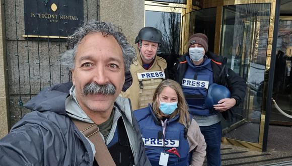Esta imagen sin fecha, cortesía de Fox News, muestra al camarógrafo Pierre Zakrzewski (izquierda) posando con colegas en el Hotel Intercontinental de Kiev. (Foto: FOX NEWS / AFP)