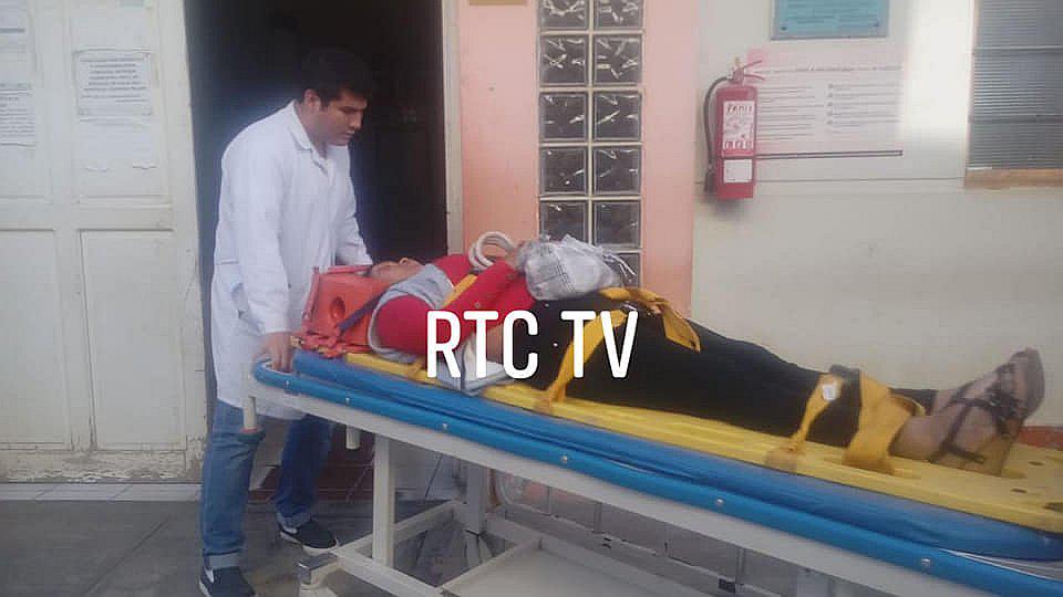 Ómnibus se voltea en la carretera y tres personas resultan heridas 