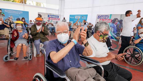 Presidenta de EsSalud supervisó proceso de vacunación a adultos mayores en el local del polideportivo de San Borja. (Foto: Seguro Social)
