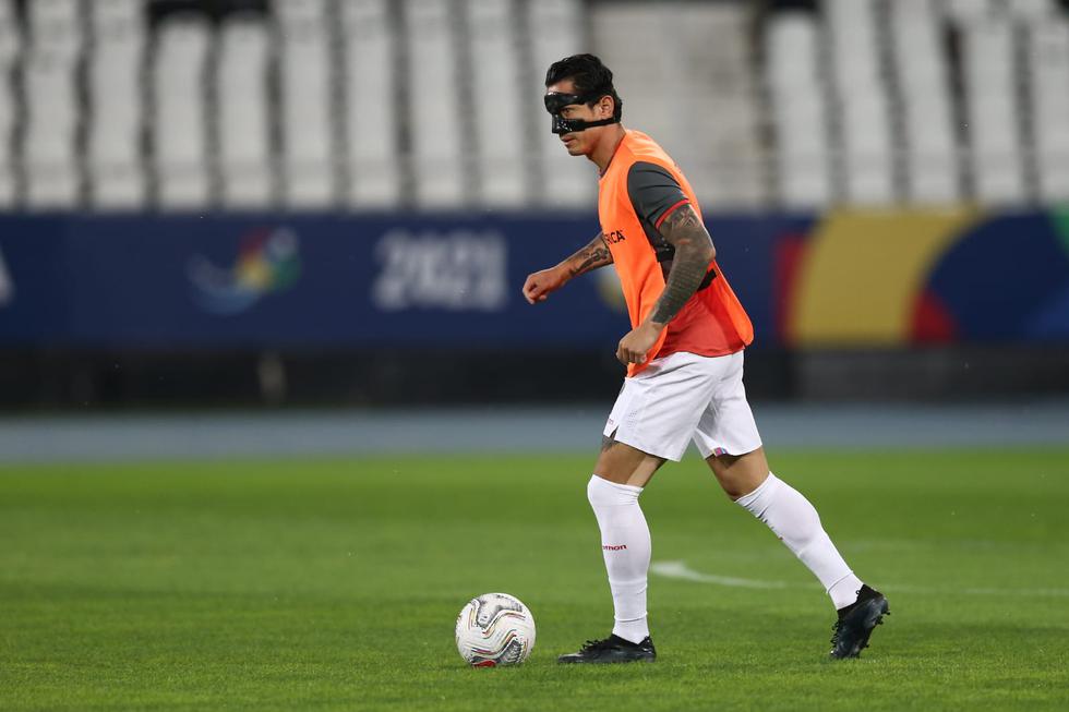 El delantero nacional saltó al campo con una máscara en la nariz. (Foto: GEC)