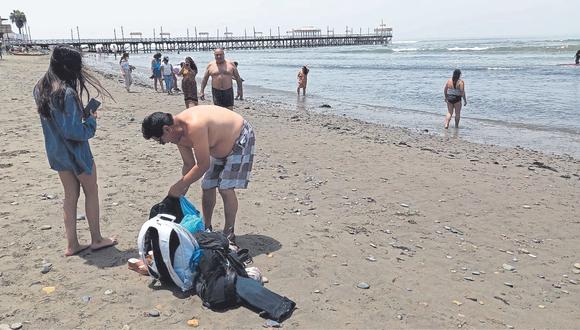 Bañistas, pescadores y surfistas se volcaron a las playas pese a la alerta que dio la Marina tras erupción volcánica.