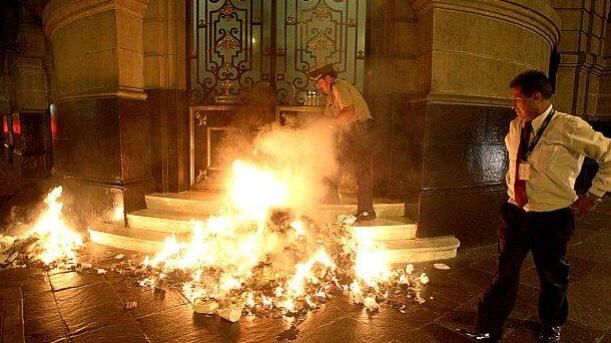 ​Prenden fuego en exteriores de Diario El Comercio