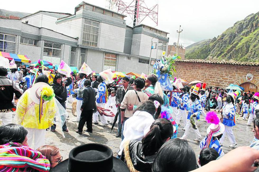 Feligreses acompañan a los negritos en plena lluvia