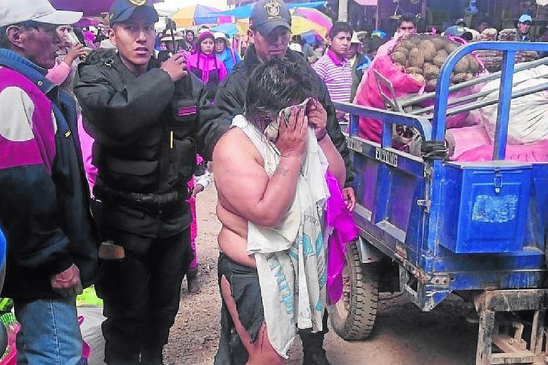 Juliaca: comerciantes dan ​brutal castigo a mujer acusada de robar 1200 soles