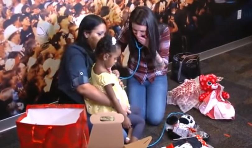 YouTube: Madre escucha el corazón de su hijo fallecido trasplantado a niña