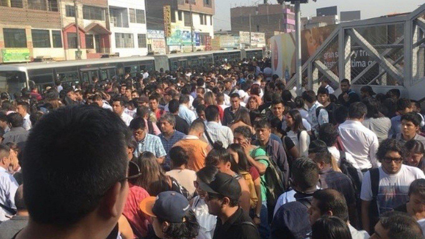 Reportan caos por falta de buses del Metropolitano (VIDEOS)