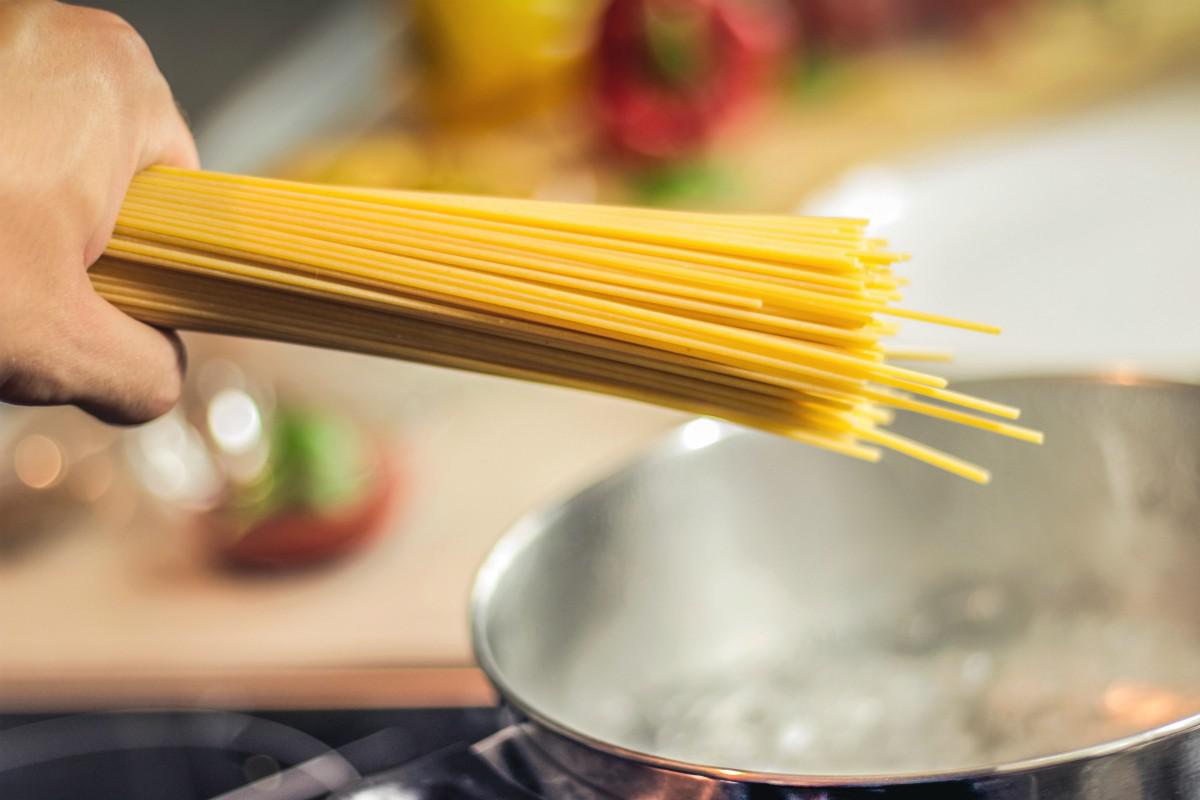 La pasta debe cocinarse en agua abundante. (Pexels)