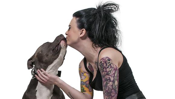 Expertos explican por qué es peligroso besar a tu perro en la boca