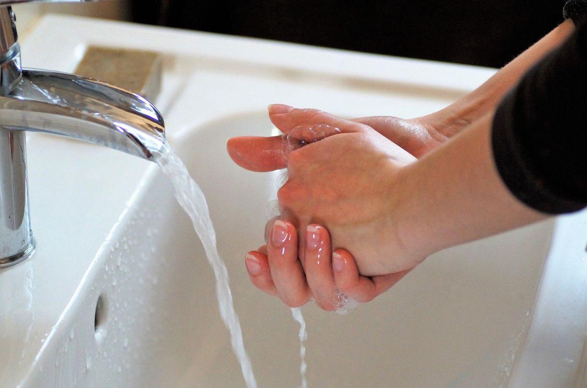 Así como es vital que uses agua y jabón para mantener limpias tus manos, hay otras recomendaciones de higiene que puedes tomar en cuenta, como cuidar tus uñas. (Foto: Pixabay)