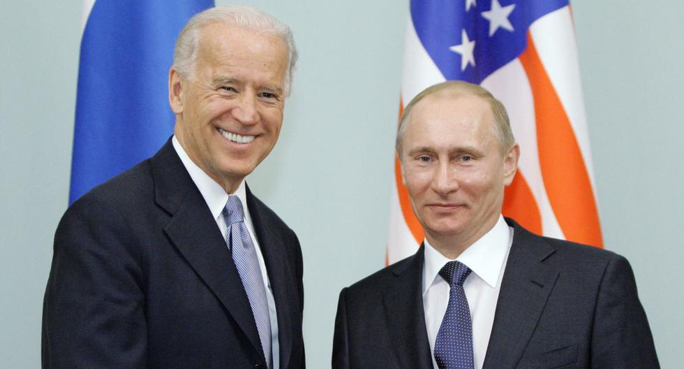 Imagen de referencial. Vladimir Putin se da la mano con Joe Biden durante una reunión en Moscú, el 10 de marzo de 2011. (ALEXEY DRUZHININ / POOL / AFP).