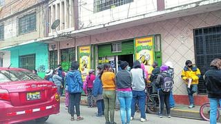Comerciantes en Huancayo hacen largas colas y se aglomeran para comprar turrones (VIDEO)