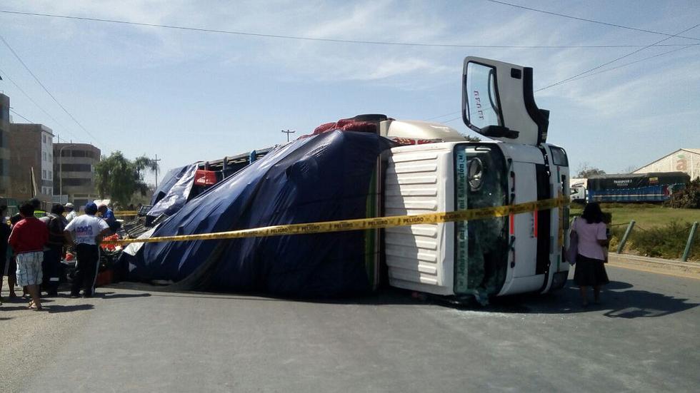 Chiclayo: Camión cargado de mangos se vuelca tras chocar contra un ómnibus (FOTOS)
