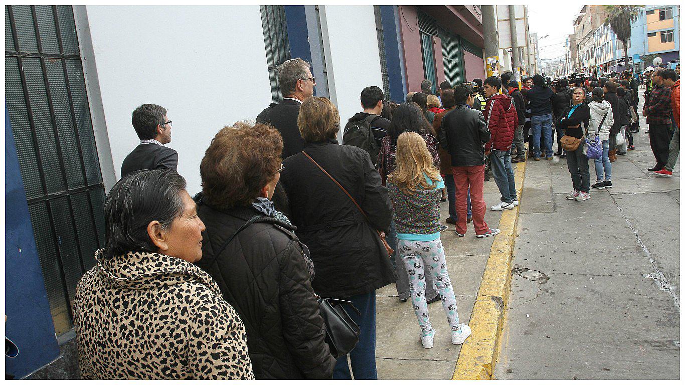 ​Pasaporte biométrico: Largas colas siguen en Migraciones ¿por qué el caos? (VIDEO)