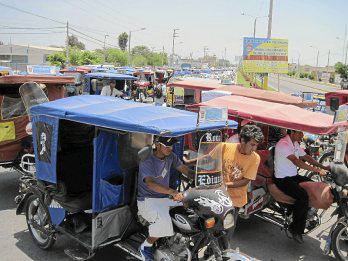Mototaxistas marchan en Ferreñafe por paraderos
