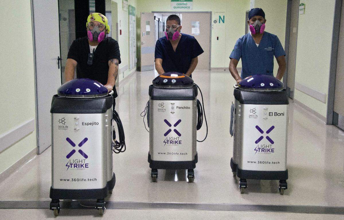 Ecuador: utilizan robots para esterilizar hospital para pacientes con coronacirus. (Foto: AFP)