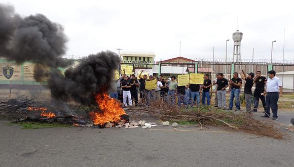 Trabajadores del INPE queman llantas en frontis del penal de Tumbes