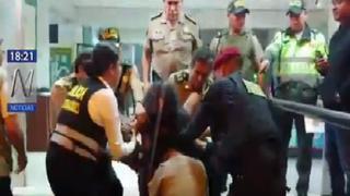 Miraflores: mujer jala de los pelos y agrede a policía femenina (VIDEO)