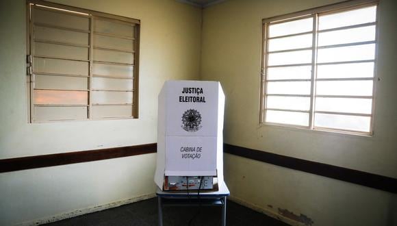 Vista de una sala de votación con la urna electrónica, en vísperas de las elecciones presidenciales en Brasilia, Brasil, el 1 de octubre de 2022.  (Foto de Sergio Lima / AFP)