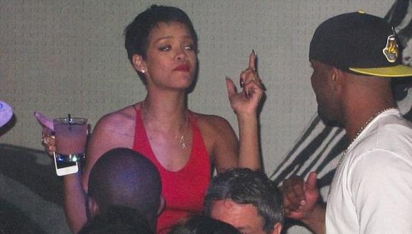 Rihanna vomitó en una servilleta en plena fiesta en Las Vegas