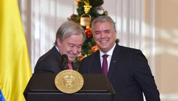 El secretario general de la ONU, Antonio Guterres (izq.), Sonríe con el presidente colombiano, Iván Duque, luego de una conferencia de prensa en el palacio presidencial de Narío en Bogotá, el 24 de noviembre de 2021. (Foto: Daniel Muñoz / AFP)