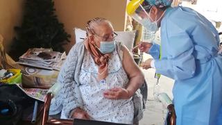 Vacunan contra el COVID-19 a adultos mayores de 80 años en sus casas en Lambayeque