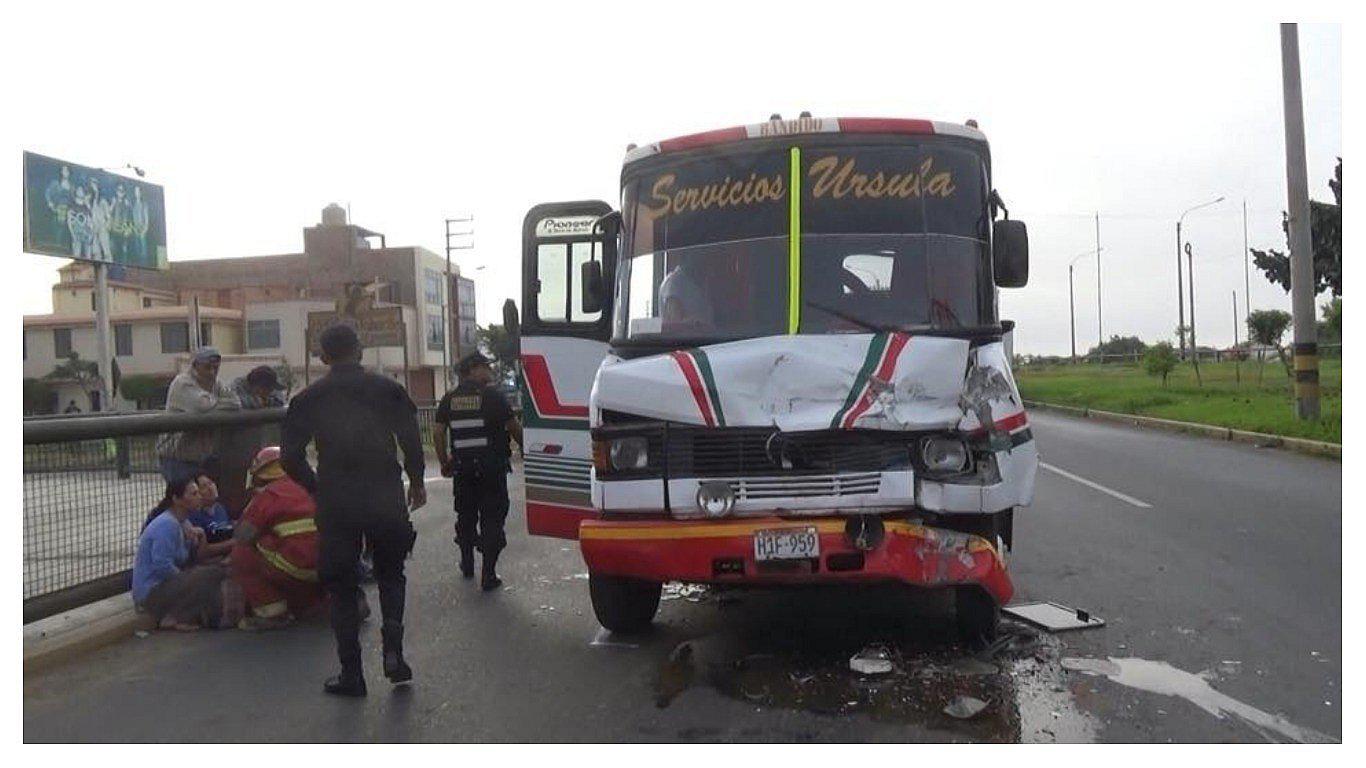 Choque entre microbús y tráiler deja 10 heridos (VIDEO) 