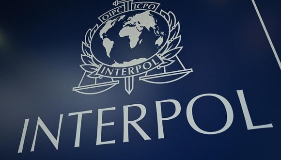 El logotipo de Interpol durante la 89.ª Asamblea General de Interpol en Estambul. (Foto de Ozan KOSE / AFP)