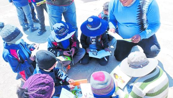 Edgar Zandy Choquehuayta llegó a su centro poblado para de esta manera incentivar la lectura entre los más pequeños. (Foto: GEC)