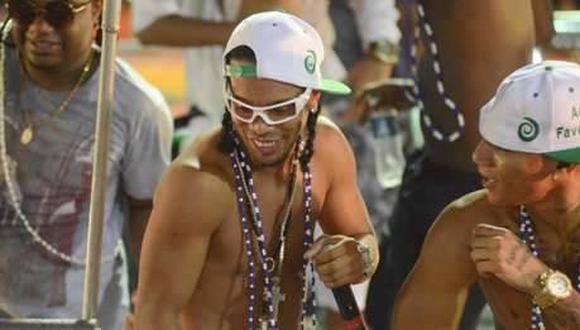 Ronaldinho bailó en Carnaval y llegó tarde a entrenamiento