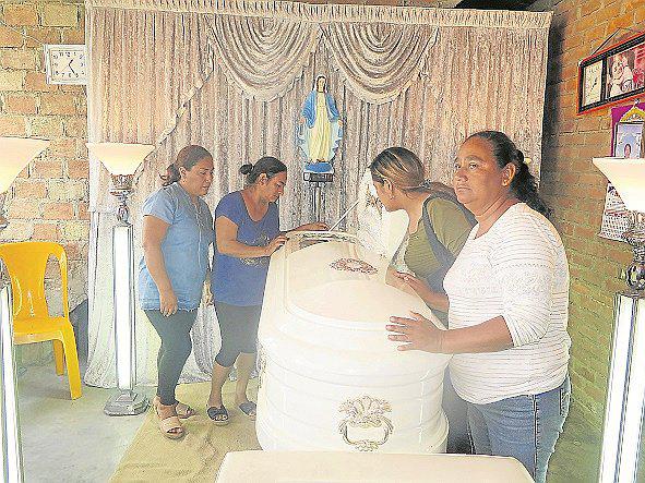 Joven de 18 años fallece tras alumbrar a su bebé y familia denuncia una negligencia