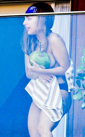 Lady Gaga aparece topless en el balcón de su hotel en Brasil