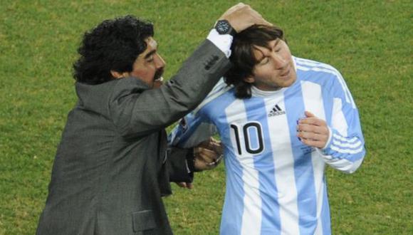 Diego Maradona dirigió a Lionel Messi en la selección de Argentina, en el Mundial Sudáfrica 2010. (Foto: AFP)